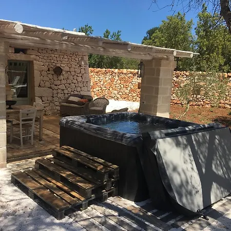 Trullo Lamia 펜션 오스투니